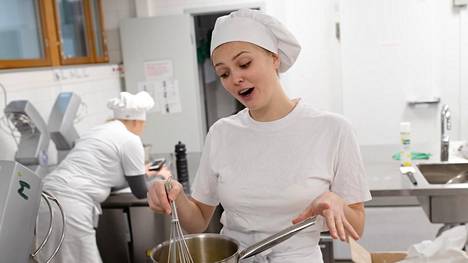 Opiskelija Minttu Viljaharju valmisti täytettä leivonnaiseen marraskuussa 2018.