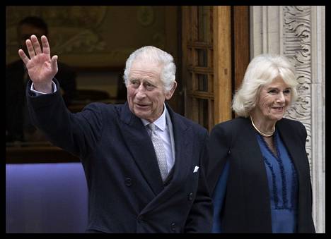 Kuningas Charles poistumassa eturauhastutkimuksestaan kuningatar Camillan kanssa Lontoossa 29. tammikuuta.