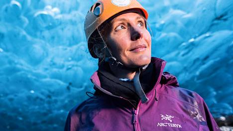 Juontaja Helen Czerski vierailee muun muassa islantilaisessa jääluolassa.