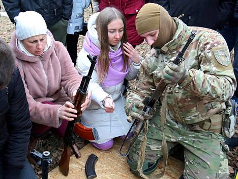 Azovin rykmentin veteraanit antoivat siviileille sotilaskoulutusta Harkovassa helmikuun lopulla.