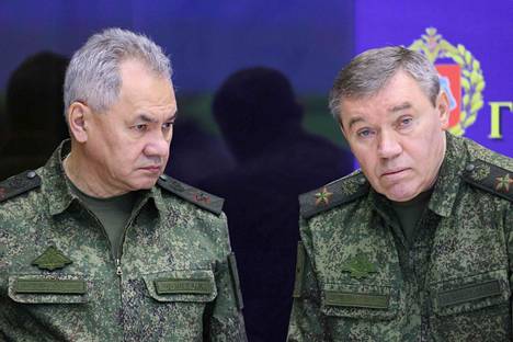 Venäjän puolustusministeri Sergei Šoigu (vas.) ja Valeri Gerasimov puhuivat joulukuun 17. päivänä.