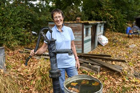 Siirtolapuutarhapalstan pitäjä Jane Morris käyttää vanhaa käsipumppua. Hän kuvailee Lontoota koetellutta kuivuutta ”kamalaksi”.