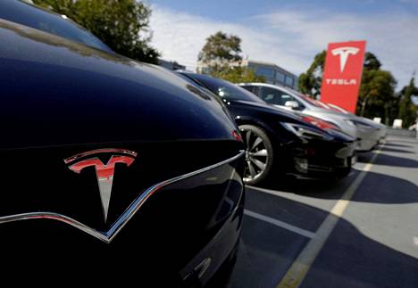 Sähköautovalmistaja Tesla tekee autoihinsa jättipäivityksen Kiinassa.