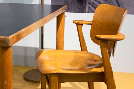 Ilmari ja Annikki Tapiovaara suunnittelivat klassikoksi sittemmin tulleen Domus-tuolin 1940-luvulla osaksi opiskelija-asuntolan sisustusta. 