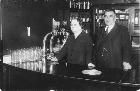 Salven ensimmäiset tiedossa olevat omistajat ovat Elin ja Emil Stenberg. He toivat ravintolan Hietalahdenranta 11:een vuonna 1927.