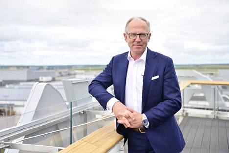 Finnairin toimitusjohtaja Pekka Vauramo valokuvattiin lentoyhtiön osavuosikatsauksen tiedotustilaisuuden yhteydessä Vantaalla 20. heinäkuuta.