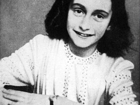 Anne Frank -säätiön julkaisema kuva juutalaisesta holokaustin uhrista Anne Frankista, joka tunnetaan päiväkirjamerkinnöistään.