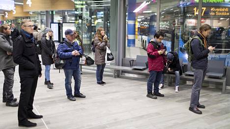 Ihmiset odottelivat liityntälikkenteen busseja Matinkylän metroasemalla keskiviikkoiltana.