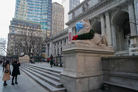 New Yorkin kaupunginkirjaston pääkirjasto ja sen kuuluisat marmorileijonat sijaitsevat Fifth Avenuella Manhattanilla. Kuva joulukuulta 2020.