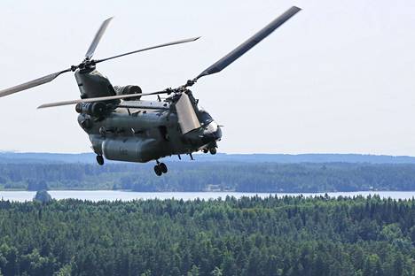 Utin jääkärirykmentin Helikopteripataljoona harjoitteli kesällä amerikkalaisten ja brittien helikopterimiehistöjen kanssa. Kuvassa  CH-47 Chinook -helikopteri. 