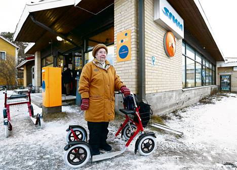 Elsa Ruotsalainen hoitaa postiasiansa Iin Kuivaniemen Siwan asiamiespostissa.