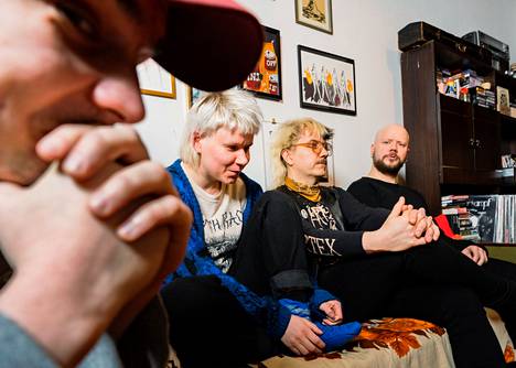 Vuonna 2014 perustajajäseniin kuulunut kitaristi Hanna Kauppinen jätti yhtyeen. Hänen saappaansa täytti vegaaninahkabuutseillaan punkpiireistä tuttu Aleksi Nurminen (kolmas vasemmalta).