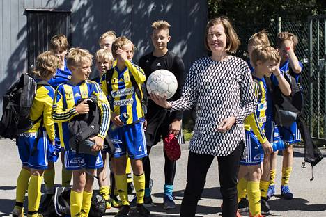 Henna Huhtamäen lapset pelaavat jalkapalloa Käpylän Pallo -seurassa. Huhtamäen taustalla on Pallo-Iirojen vuonna 2006 syntyneiden joukkue.