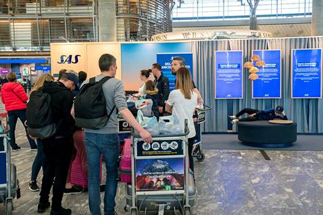 SAS:n matkustajia Oslon Gardemoen lentokentällä maanantaina.