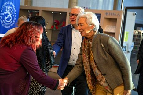 EKP:n pääjohtaja Christine Lagarde ja Suomen Pankin pääjohtaja Olli Rehn saapumassa saamelaisten kulttuurikeskus Sajokseen.