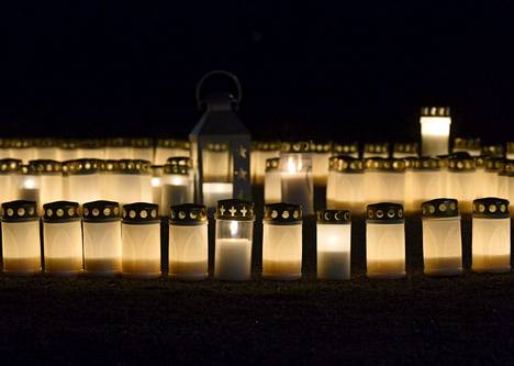 Huumeisiin kuolleiden muistoksi sytytettyjä kynttilöitä Vanhankirkon puistossa.