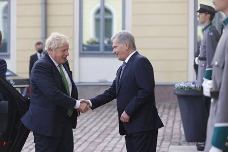 Boris Johnson ja Sauli Niinistö tervehtivät Presidentinlinnan pihassa.