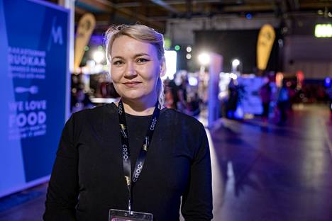 Pelitutkija Maria Ruotsalainen on tutkinut sukupuolen ja kansallisuuden rakentumista Overwatch-pelin kilpapelaamisessa. 