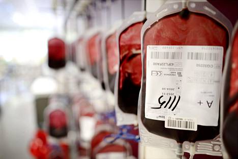 Luovutettua verta valmistellaan eteenpäin toimitettavaksi Veripalvelun valmistevarastossa.