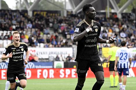 SJK's Fallou Ndiaye (right) gave HJK a cold shower in the opening of the upper secondary series.