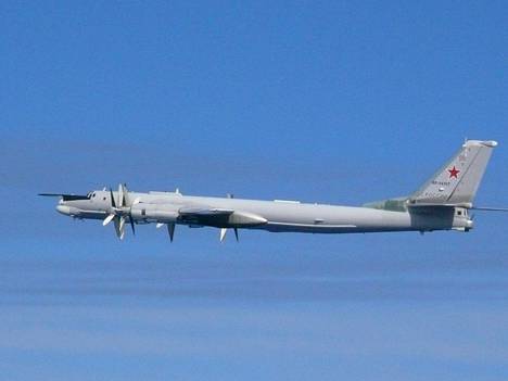 Japanin puolustusministeriön tiistaina välittämässä kuvassa venäläinen Tu-95-pommittaja lentää Etelä-Kiinan meren yllä.