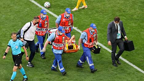 EM-jalkapallo | Venäjän puolustaja romahti niskoilleen Huuhkajia vastaan – Mário Fernandes selvisi ilman selkärankavaurioita