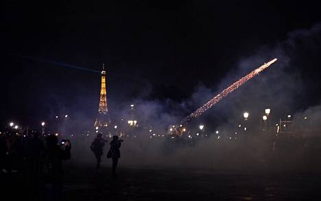 Mielenosoittajat ampuivat raketteja perjantaina Pariisissa.