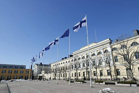Suomen ja Naton liput liehuivat ulkoministeriön edustalla Helsingissä 4. huhtikuuta eli päivänä, jolloin Suomi liittyi Natoon.