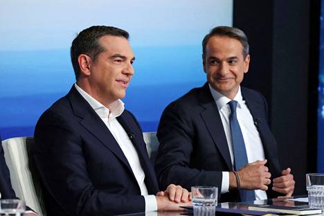 Entinen pääministeri Aléxis Tsípras (vas.) ja istuva pääministeri Kyriákos Mitsotákis osallistuivat Kreikan yleisradion vaaliväittelyyn 10. toukokuuta.