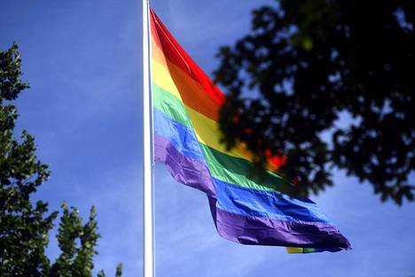 Sateenkaarilippu heilui lipputangossa Pride-viikolla Helsingissä.