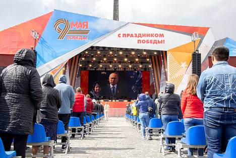 Voitonpuistossa ihmiset nousivat seisomaan, kun presidentti Vladimir Putin kehotti pitämään minuutin hiljaisuuden sodassa kuolleiden muistoksi.