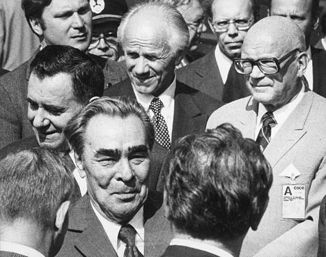 Presidentti Urho Kekkonen vastaanottamassa Neuvostoliiton kommunistisen puolueen pääsihteerin Leonid Brežnevin Helsingin ETYK-huippukokouksen yhteydessä vuonna 1975.