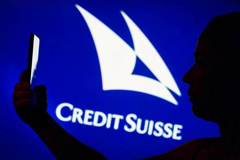 Credit Suissen osakekurssi romahti maanantaina pahimmillaan yli kymmenen prosenttia ja yhtiön luottoriskijohdannaiset kallistuivat tuntuvasti. 