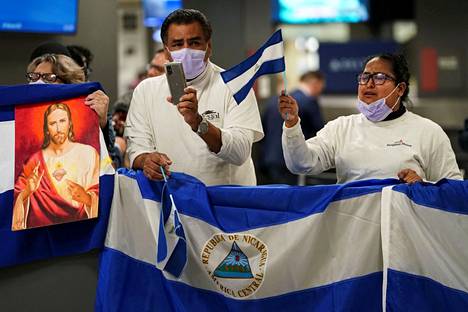 Aktivistit odottivat poliittisten vankien saapumista Nicaraguasta Dullesin kansainvälisellä lentoasemalla Yhdysvaltain pääkaupungin Washingtonin liepeellä 9. helmikuuta. 