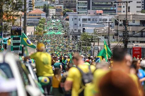 Jair Bolsonaron kannattajat marssivat paikalliselle varuskunnalle Estreiton kaupunginosassa Florianópolisissa keskiviikkona vaatimaan armeijan väliintuloa.