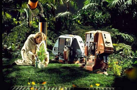 Scifi-jännärissä avaruusalukseen on säilötty viimeisiä rippeitä alkuperäisestä luonnosta. Yhden aluksen puutarhoja hoitaa hellästi Freeman Lowell (Bruce Dern).