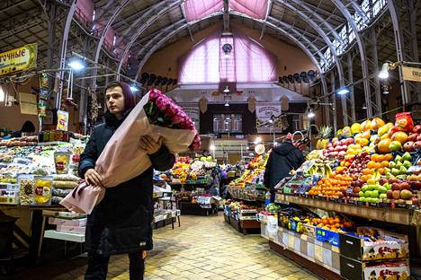 In Kiev, the shelves of grocery stores have not emptied, nor the people hamster.  The large market hall in the center of the capital has a good selection of fruit.