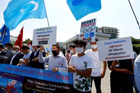 Ihmiset osoittivat mieltään Kiinassa järjestettävien talviolympialaisten boikotoinnin puolesta Istanbulissa kesäkuussa.