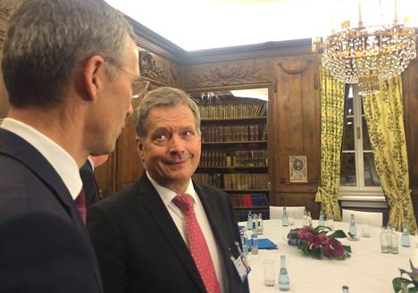 Presidentti Niinistö saapui tapaamaan Naton pääsihteerin Jens Stoltenbergin (vas.) Münchenin turvallisuuskokoukseen perjantain illalla. 