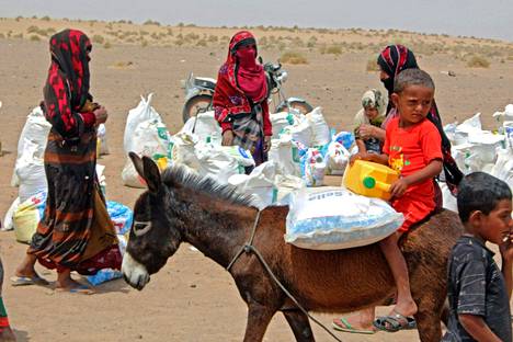 Jemeniläinen perhe haki ruoka-apua toukokuussa Etelä-Jemenissä.