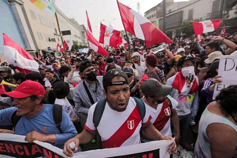 Mielenosoittajat vaativat kongressin hajottamista ja ennenaikaisia vaaleja Limassa 10. joulukuuta.