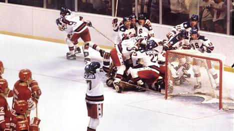 Ihmeitä jäällä -dokumentti alkaa Lake Placidin olympialaisten Miracle on Ice -ottelusta, jossa Neuvostoliiton ammattilaisiakin ammattilaisempi joukkue hävisi USA:n opiskelijajoukkueelle 4–3.