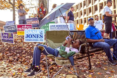 Väkeä kampanjatilaisuudessa Marylandin Wheatonissa lauantaina. 12-vuotias Traniya Brown tuijotti kännykkäänsä, kun muut kuuntelivat kuvernööriksi pyrkivän demokraatti Wes Mooren puhetta.