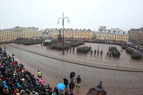 Helsingin Senaatintorilla pidettiin sotilasvala- ja vakuutustilaisuus vuonna 2014.