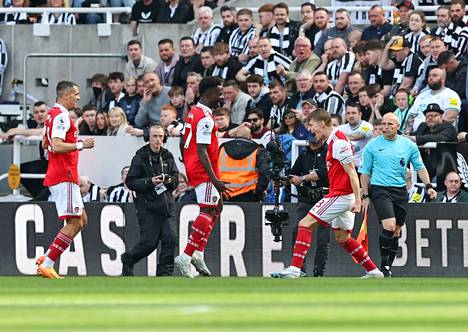 Arsenalin Martin Ödegaard (oik.) juhlii yhdessä Bukayo Sakan ja Jakub Kiwior kanssa tehtyään ottelun avausmaalin.