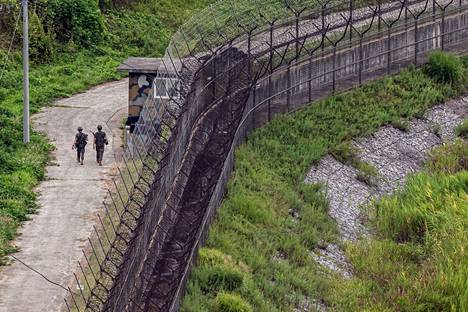 Etelä-Korean sotilaat partioivat rajavyöhykkeellä elokuussa 2021. Esteet eivät ole pysäyttäneet kaikkia pohjoiskorealaisia loikkareita, ja pieni osa heistä ylittää rajan myös takaisin Pohjois-Koreaan. Näin tapahtui viimeksi lauantaina.