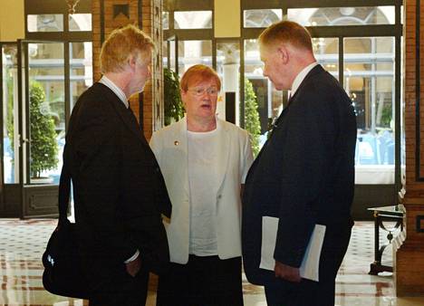 Ulkoministeri Erkki Tuomioja, tasavallan presidentti Tarja Halonen  ja pääministeri Paavo Lipponen Euroopan neuvoston kokouksessa Sevillassa kesällä 2002. 