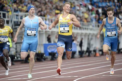 Ruotsin Henrik Larsson jätti Samuel Purolan (vas.) kakkoseksi 200 metrillä.