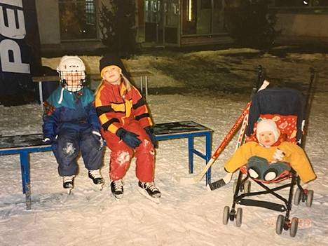 Mikko, Laura ja Noora viihtyivät lapsena urheilun parissa. Kuva Parkin kentältä Turusta vuodelta 2000.