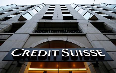 Valtakunnansyyttäjä harkitsee uudelleen, nostetaanko syyte noin 25 000 euron verot kiertänyttä teollisuusneuvosta vastaan. Miehellä oli verottajalta salatuttuja talletuksia Credit Suisse ja UBS-pankeissa Sveitsissä. Kuvassa Credit Suisse -pankin julkisivu Genevessä.